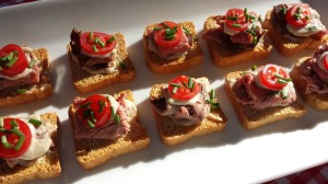 Mini-toasts with Roast Beef, Horseradish Sauce, Grape Tomato Slices and Chopped Chives (Photo Credit: Adroit Ideals)