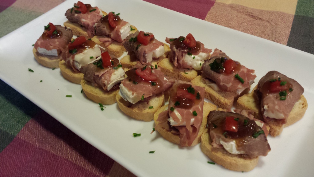 MiniToasts with Roast Beef, Brie and Onion Jam A Food Lover’s Delight